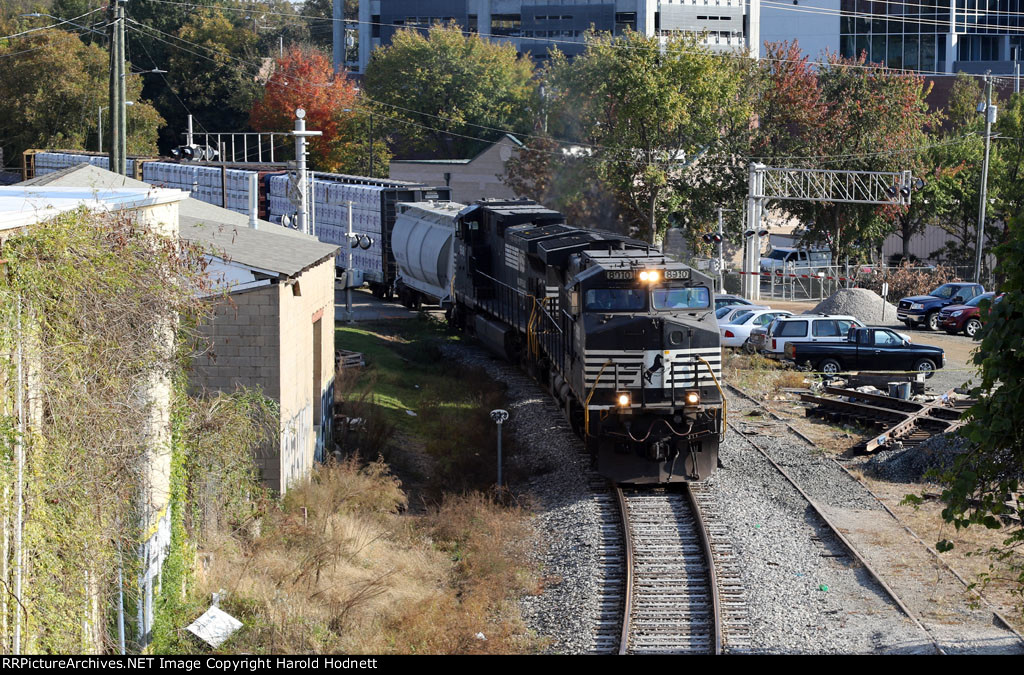 NS 8910 leads train E25 southbound at the 233mp